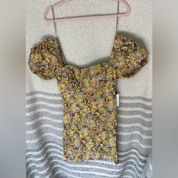 Astr the label Dresses & Skirts - ASTR the label off shoulder floral dress - M